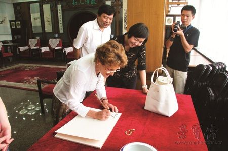 瑞士聯(lián)邦主席夫人參觀后簽名留念