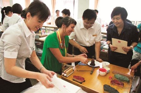 國際奧委會官員夫人體驗木版水印