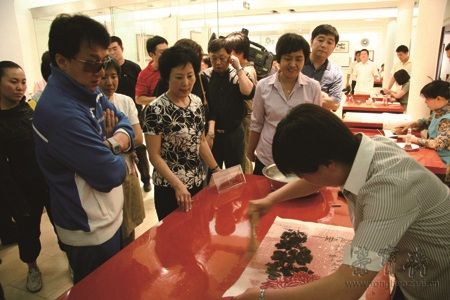 奧運期間成龍參觀祥云小屋
