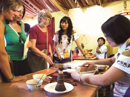 外賓參觀祥云小屋